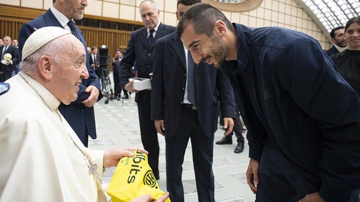 HenrikhMkh's tweet photo. It was an honor for me to meet His Holiness Pope Francis, and to contribute, together with world renown players, to his global effort in promoting peace in the world. 

Match for Peace, 14 November 2022 #WePlayForPeace 
@Weplayforpeace2 @InfoScholas 
@Pontifex https://t.co/ptWDt1lSkD