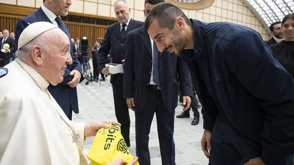 avaruza's tweet photo. . @HenrikhMkh It was an honor for me to meet His Holiness Pope Francis, and to contribute, together with world renown players, to his global effort in promoting peace in the world.
Match for Peace, 14 November 2022
#WePlayForPeace
@Pontifex https://t.co/gKAYfAyQdj