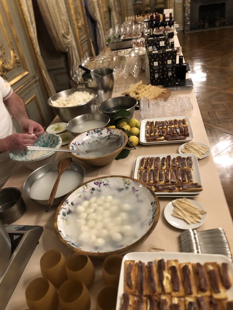 ItalyinFrance's tweet photo. Show cooking a base di prodotti 🇮🇹 #DOP e #IGP a conclusione del’evento inaugurale in 🇫🇷 della #SCIM2022. Un meraviglioso viaggio enogastronomico dell’Unione dei Ristoranti del @BuonRicordo_ e i più noti formaggi DOP 🇮🇹 offerti da #AFIDOP #ItalianTaste #BeIT https://t.co/P1ewuGjAxL