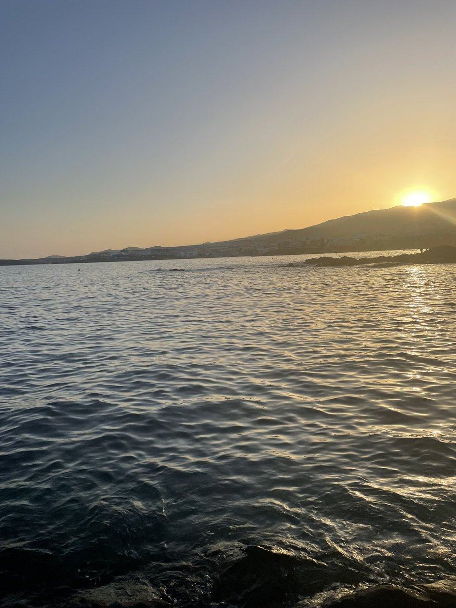 melorr_'s tweet photo. atardecer en la playa en noviembre? 
esto es canarias 🇮🇨 https://t.co/3cTl2tpoxS