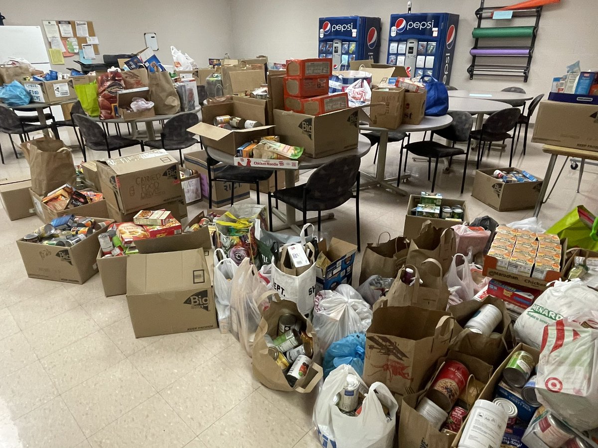 etcalabrese10's tweet photo. So proud of our kids and community! 5th grade brought in over 3,000 goods, and 6th grade another 1,000! 7th and 8th added another 791 goods. #NRinspiregreat 🐻 https://t.co/gOAIG2BDrr