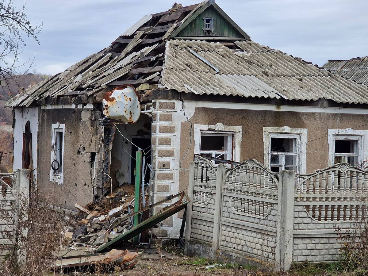 ‼ Авдіївка В місті не залишилось жодного вцілілого будинку, відсутні електрика, опалення, газо- та водопостачання. Не зважаючи на це, в Авдіївці під обстрілами продовжують проживати 2500 жителів. @jannmustdie через 2 тижні поїде туди, її потрібно завантажити продуктами