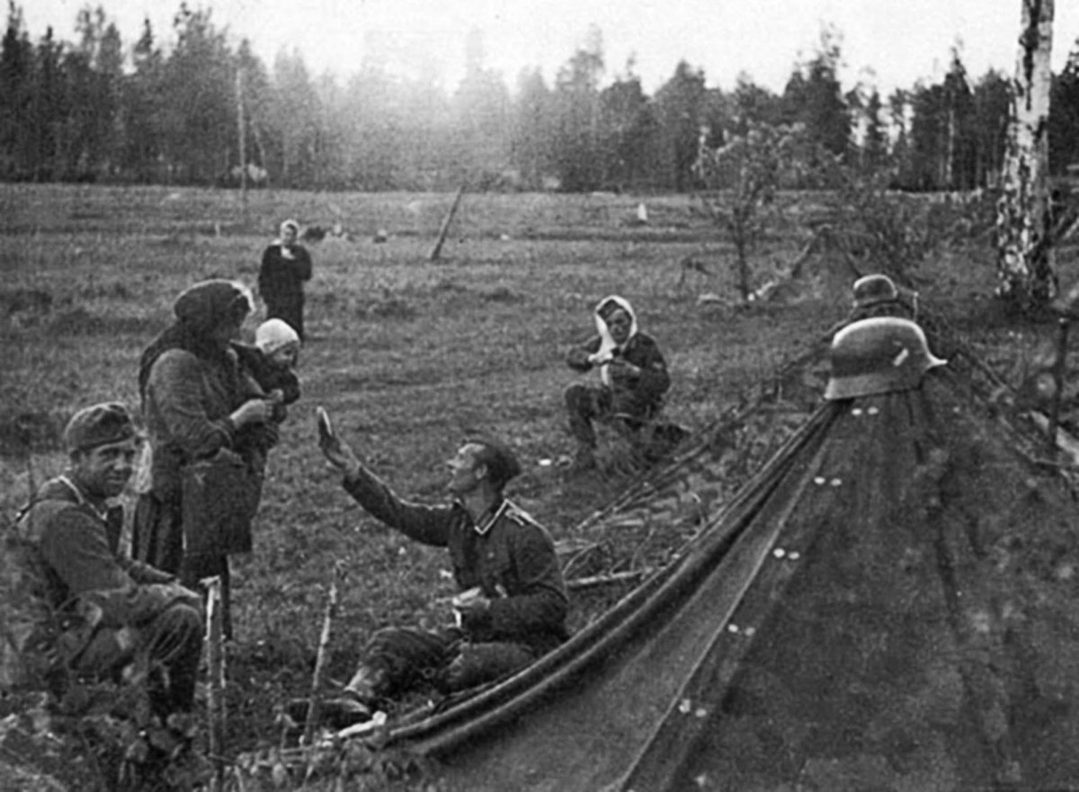 HistoryPictory's tweet photo. A German soldier shares his rations with a Russian mother, 1941 #WWII https://t.co/dpwbAH8bmF