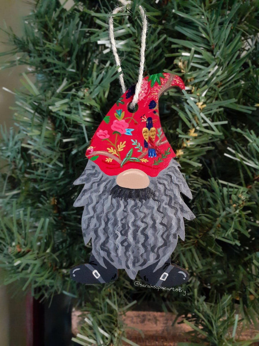 sarahhsophiee's tweet photo. *ahem* introducing..the Blackbeard Gnome!!! 🏴‍☠️🎄 @OurFlagHBOMax @TaikaWaititi
@david_jenkins__

•more info on my insta:
https://t.co/d7xn0qLGG4

.
#OurFlagMeansDeath #ofmd #OFMDfanart #ourflagmeansdeathfanart #blackbeard #depressionrobe https://t.co/6ChTMXXuLw