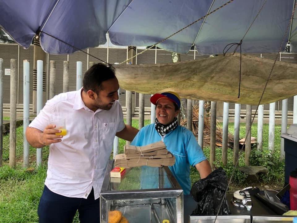 Juliorestrepoes's tweet photo. Los vendedores ambulantes son personas luchadoras y trabajadoras. 

Durante mi camino laboral tuve la oportunidad de trabajar de la mano de ellos, sé qué día buscan su sustento en las calles de nuestro departamento. 

Los felicitamos en su día y reconocemos su labor. https://t.co/inLHpK9d37