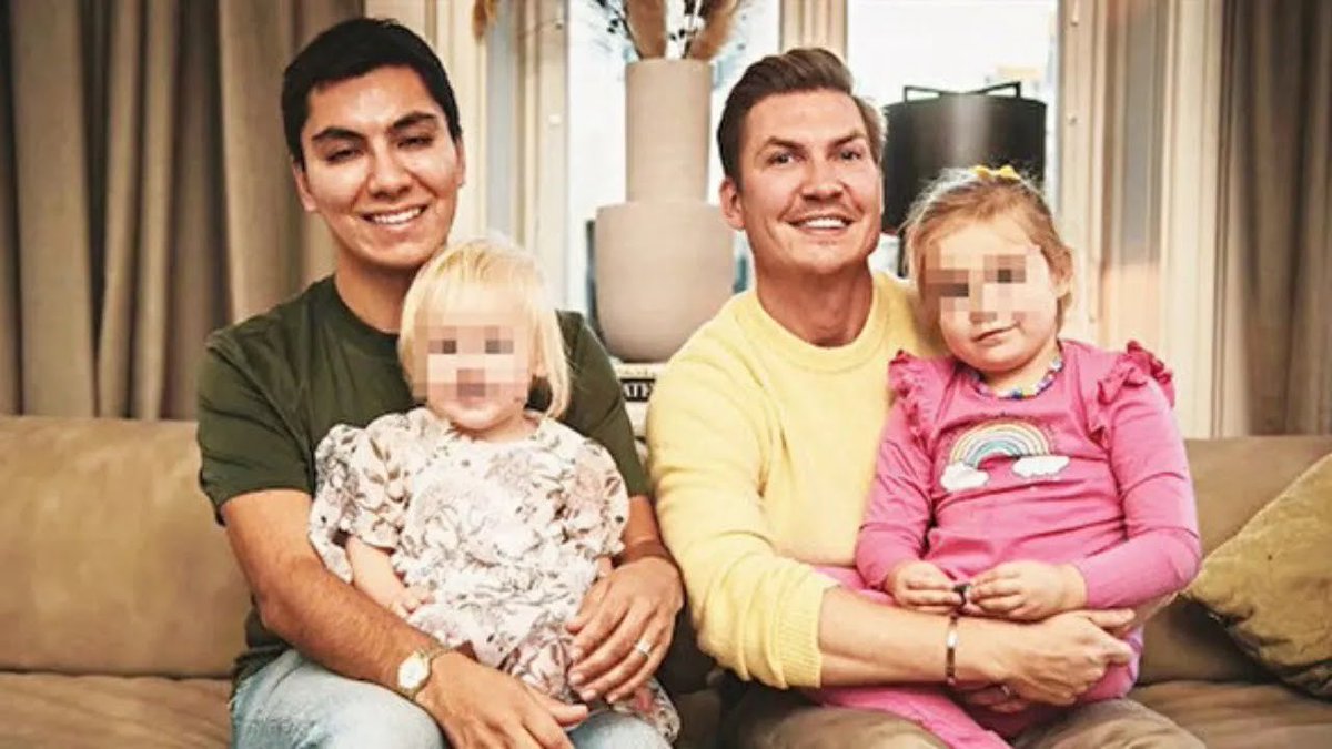 İsveç Sosyal Hizmetleri tarafından ailesinden zorla koparılan beş yaşındaki Meryem ve bir yaşındaki Astraid adlı kız çocukları, mahkeme kararıyla eşcinsel bir çifte evlatlık verildi.
<a href="/MevlutCavusoglu/">Mevlüt Çavuşoğlu</a>  biz Türkiye olarak bu çocukları almak için bir şeyler yapamaz mıyız?