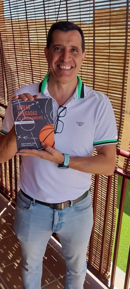 TareasAplicadas's tweet photo. Avelino, Alberto, Dani, Alex y Jaume hace unas semanas que disfrutan de sus libros y practican los ejercicios cuando tienen ocasión. 
¿Y tú? ¡Es tu momento! 😀🏀 
Contáctanos y compra tu libro https://t.co/PTR5bfF7xU