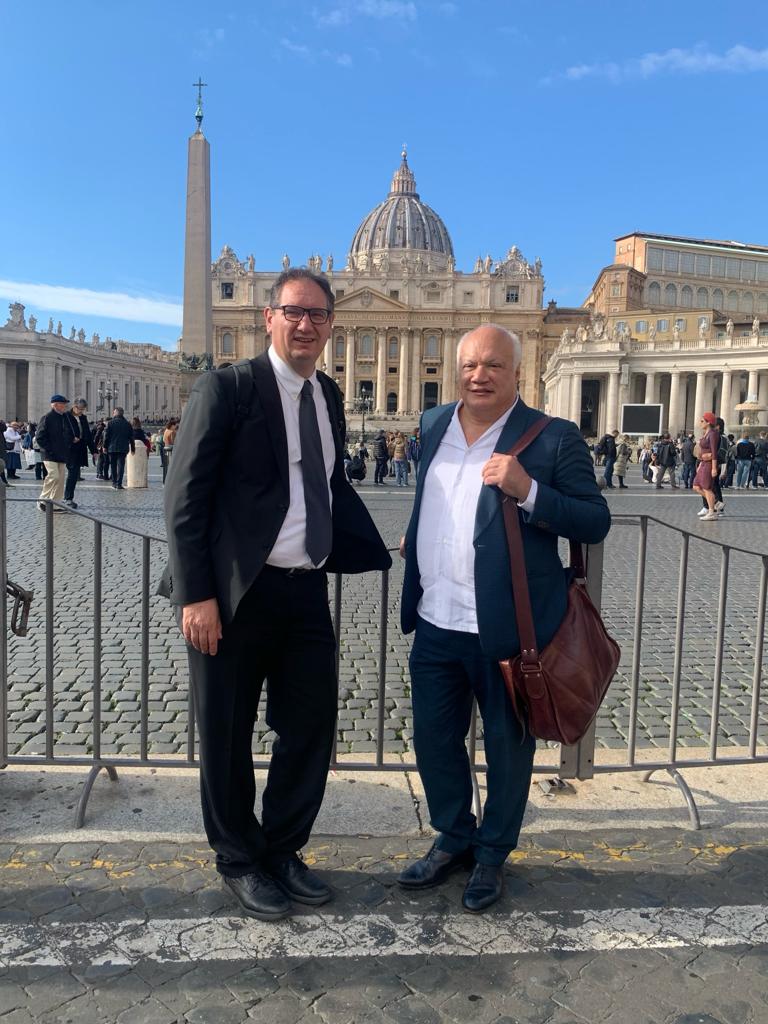 Sono sempre stato un suo avido lettore, poi intervistatore e (si parva licet) recensore. Ora accogliere Eric-Emmanuel Schmitt a Roma è stata una gioia grande e serena.
<a href="/MeetingRimini/">Meeting Rimini</a> <a href="/centriculturali/">Centri culturali</a> <a href="/monda66/">Andrea Monda</a> <a href="/LVaticana/">Libreria Editrice Vaticana</a> <a href="/LB2S/">LB2S</a> @frereAdrien