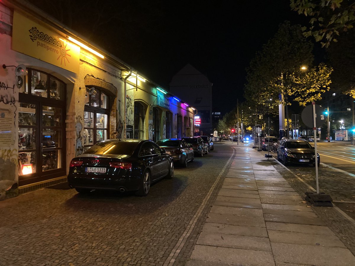 mle_erna's tweet photo. Jeden Abend sieht der Karli-#Gehweg (Karli 36, Feinkost) so aus (und das ist heute nur Montag, am WE ist’s gern noch voller!): kann man da nicht mal was unternehmen ⁦@StadtLeipzig⁩ ⁦@PolizeiSachsen⁩? 
#runtervomgehweg ⁦@falschparkenLE⁩ ⁦@VerkehrswendeLE⁩ https://t.co/7TTau6H4gv