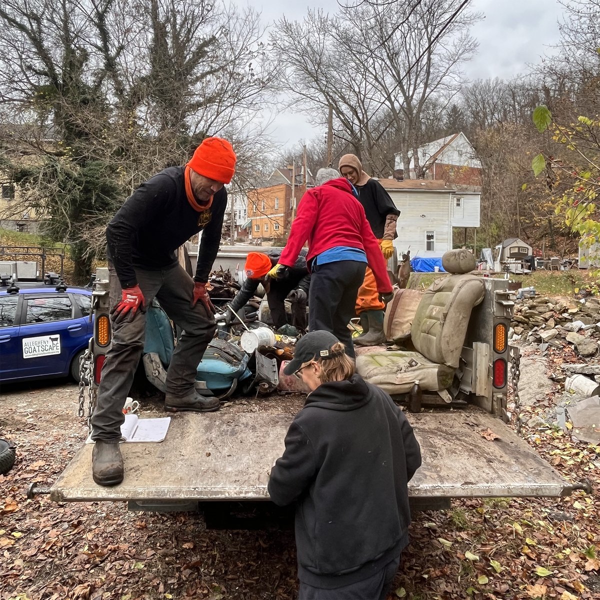 AlleghenyCW's tweet photo. Car seats, toasters, and bottles!
The cleanup work continued earlier today in Stowe Twp, one of our current areas of focus. We first started conducting #DumpBusters cleanups in Stowe in May of this year!
#AlleghenyCleanWays #Stowe #DumpsiteCleanup #IllegalDumping https://t.co/xtaQ9KTUhJ