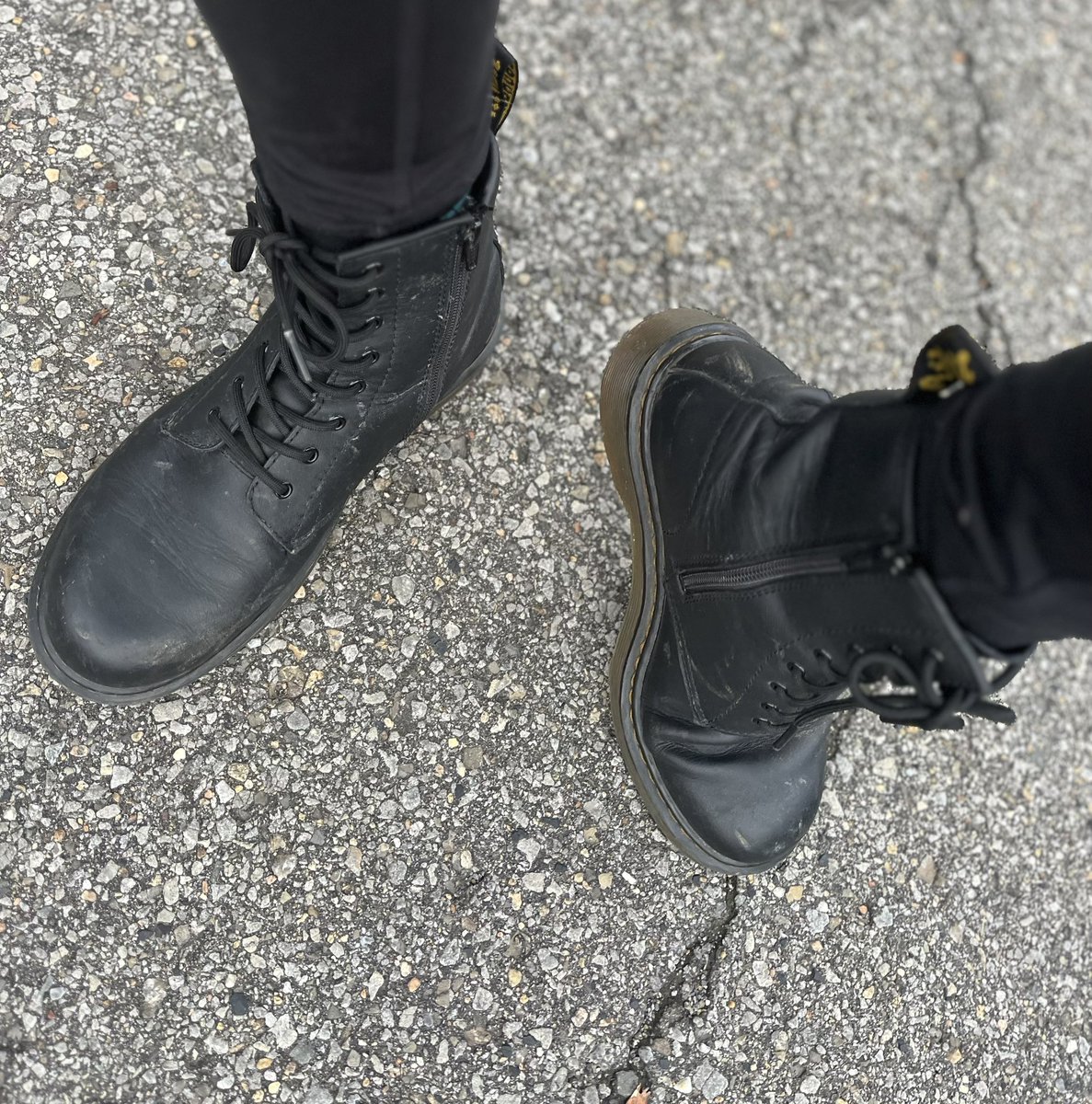 TFeetlesbian's tweet photo. My favorite boot’s 🥾🤍 @xk1230 @dnudges @Indy11_ @feet_loversxx •feet •feet selling https://t.co/Oz2MJMcg38