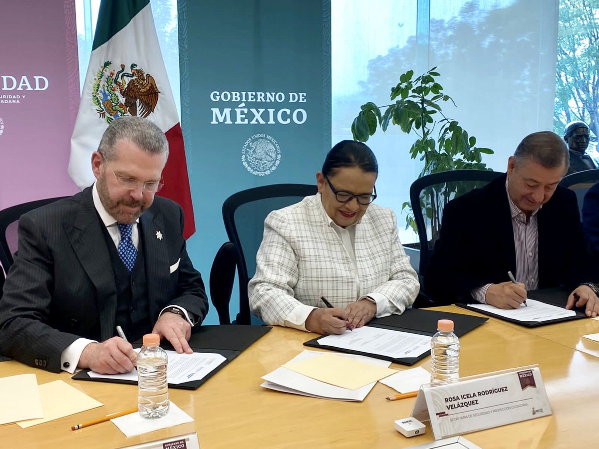 ISSSTE_mx's tweet photo. El DG, @drpedrozenteno, y el comisionado de la @spf_sspc, @LuisWertman, firmaron un convenio de colaboración para que personal de la #SPF custodie 114 unidades médicas del #Issste. La titular de la @SSPCMexico, @rosaicela, firmó como testigo de honor.

#IsssteAlMomento https://t.co/vJRImYMyRa