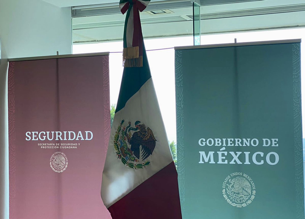 ISSSTE_mx's tweet photo. El DG, @drpedrozenteno, y el comisionado de la @spf_sspc, @LuisWertman, firmaron un convenio de colaboración para que personal de la #SPF custodie 114 unidades médicas del #Issste. La titular de la @SSPCMexico, @rosaicela, firmó como testigo de honor.

#IsssteAlMomento https://t.co/vJRImYMyRa