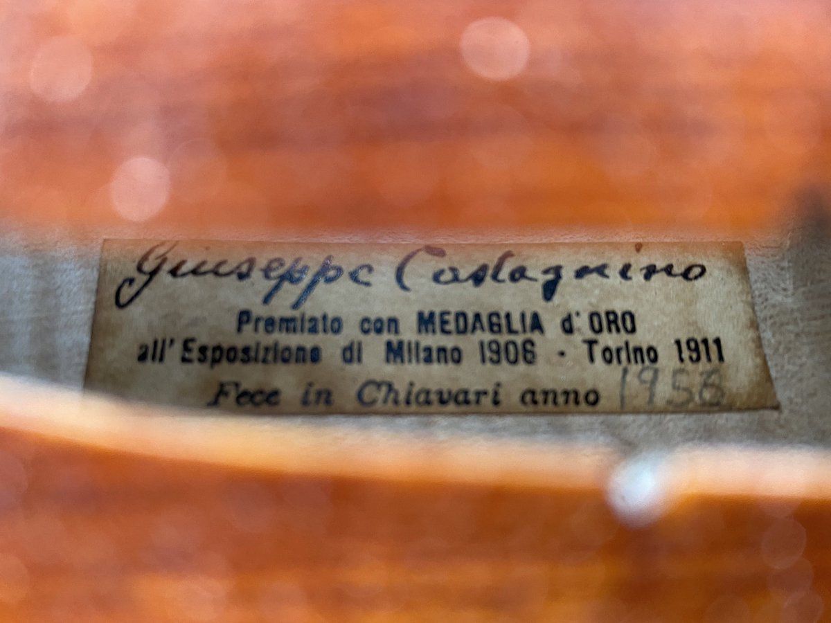 IsmaelM57117341's tweet photo. Se vende violín Lauderia #GiuseppeCastagnino, 1956, hecho en #Chiavari, Italia. Informes dm, abierto a negociar, te mando más fotos si quieres. #CDMX https://t.co/g63JSfKOGY