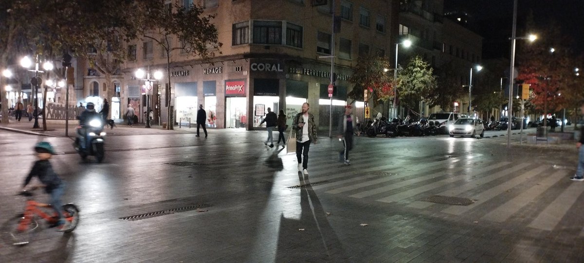 Reaprendre. Acompanyant un nou any a un grup d'estudiants pels carrers de BCN amb el <a href="/migaub30/">Màster en Intervenció i Gestió Ambiental (MIGA)</a>. Bicis, vianants, motos i cotxes...i en aquesta cruïlla tot sembla normal.