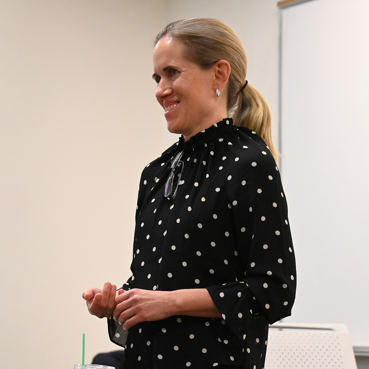 eloncomm's tweet photo. We are fortunate to have Cara Anna, an @AP correspondent and @pulitzercenter grantee, on campus this week. The East Africa correspondent is visiting nine classes during her two-day visit, including Tom Nelson's COM1000 course. #PulitzerCenter https://t.co/ch3c7e1qdm