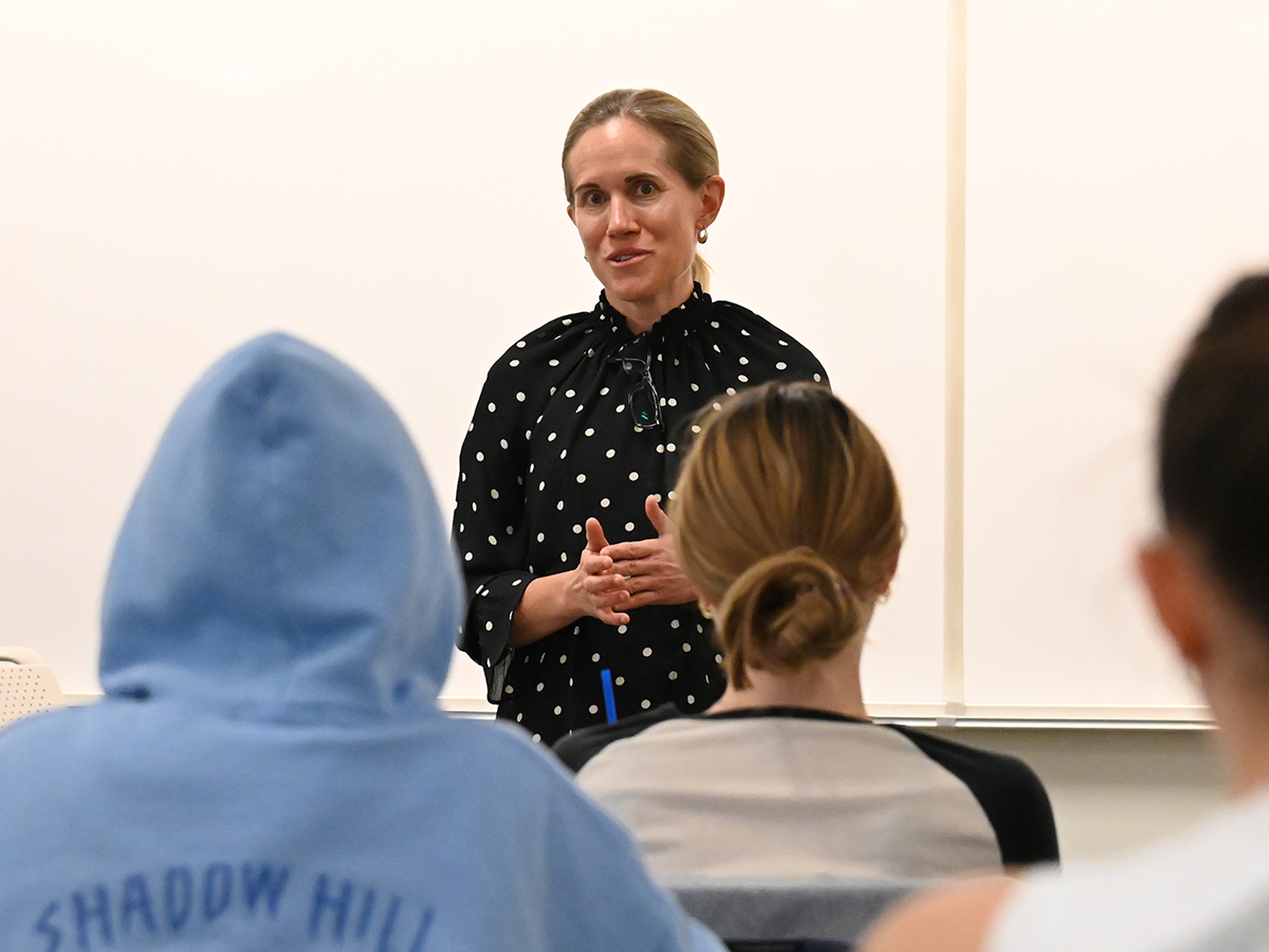 eloncomm's tweet photo. We are fortunate to have Cara Anna, an @AP correspondent and @pulitzercenter grantee, on campus this week. The East Africa correspondent is visiting nine classes during her two-day visit, including Tom Nelson's COM1000 course. #PulitzerCenter https://t.co/ch3c7e1qdm