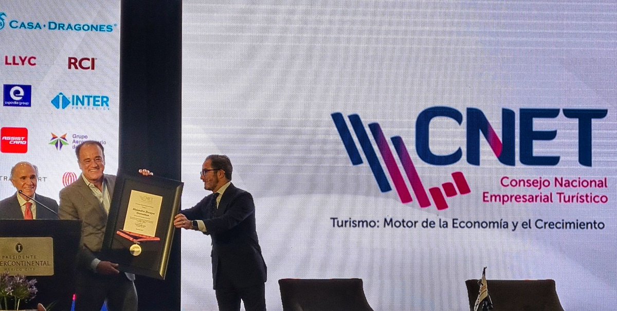 TravelTimesPlus's tweet photo. Alex Zozaya, fundador de Apple Leisure Group y #AMResorts, recibió la "Presea CNET al Liderazgo Turístico 2022" de manos de Braulio Arsuaga. 
En el discurso de agradecimiento Zozaya habló de su futuro en el altruismo y de la situación actual del #turismo
Espera más información. https://t.co/tZLzMkjM1o