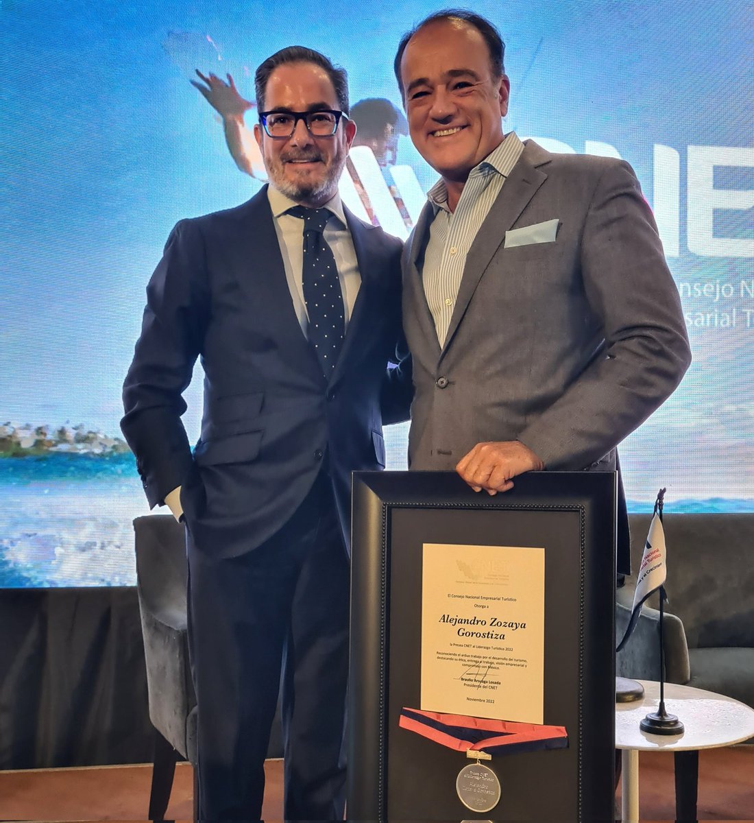 TravelTimesPlus's tweet photo. Alex Zozaya, fundador de Apple Leisure Group y #AMResorts, recibió la "Presea CNET al Liderazgo Turístico 2022" de manos de Braulio Arsuaga. 
En el discurso de agradecimiento Zozaya habló de su futuro en el altruismo y de la situación actual del #turismo
Espera más información. https://t.co/tZLzMkjM1o