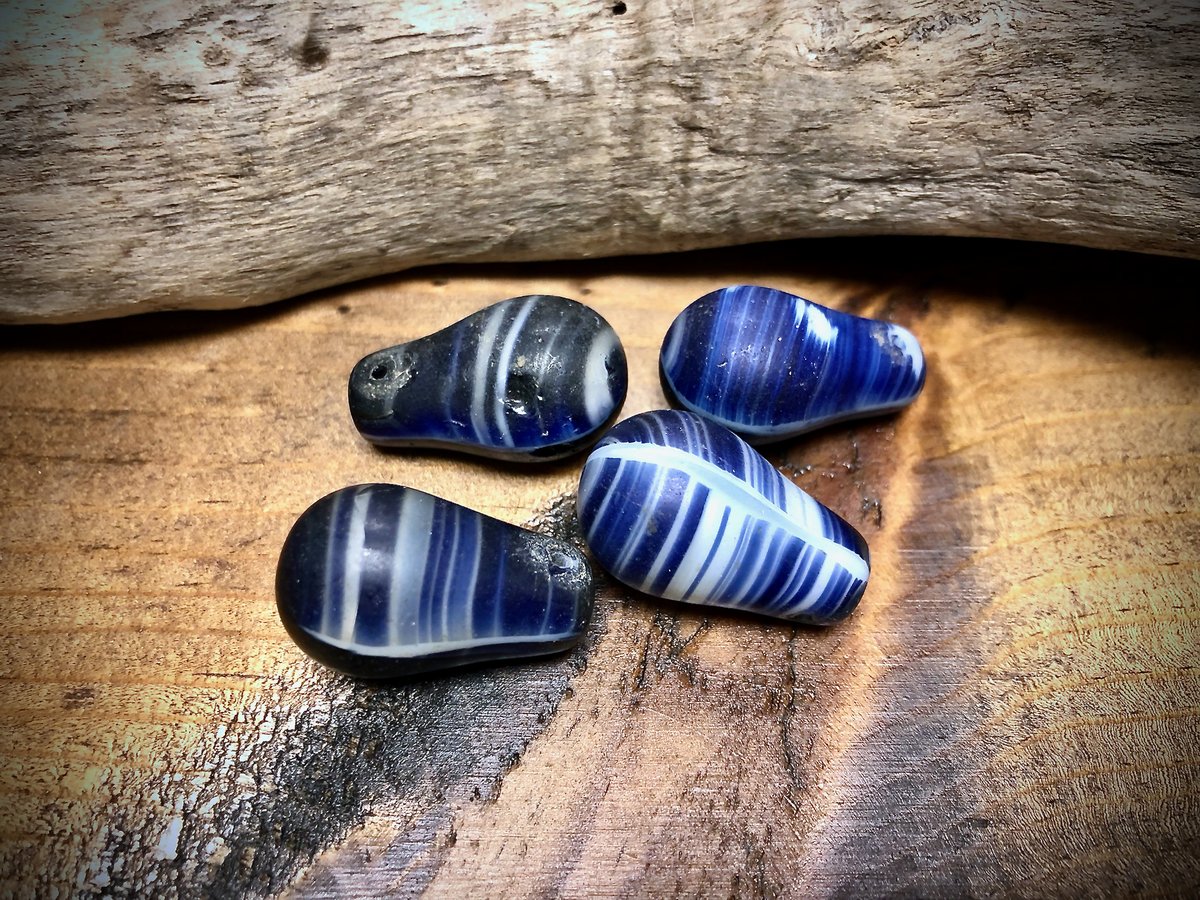 AllegoryGallery's tweet photo. Today for our Live at 5, we'll be taking a look at some African Glass Mali Wedding Beads! We'll start around 5:25 today, so we hope you'll tune in! You can see us here:

YouTube: https://t.co/dUCbSnc3jd 
Facebook: https://t.co/QcdMSeJDRC https://t.co/W7Ir8zdNgH