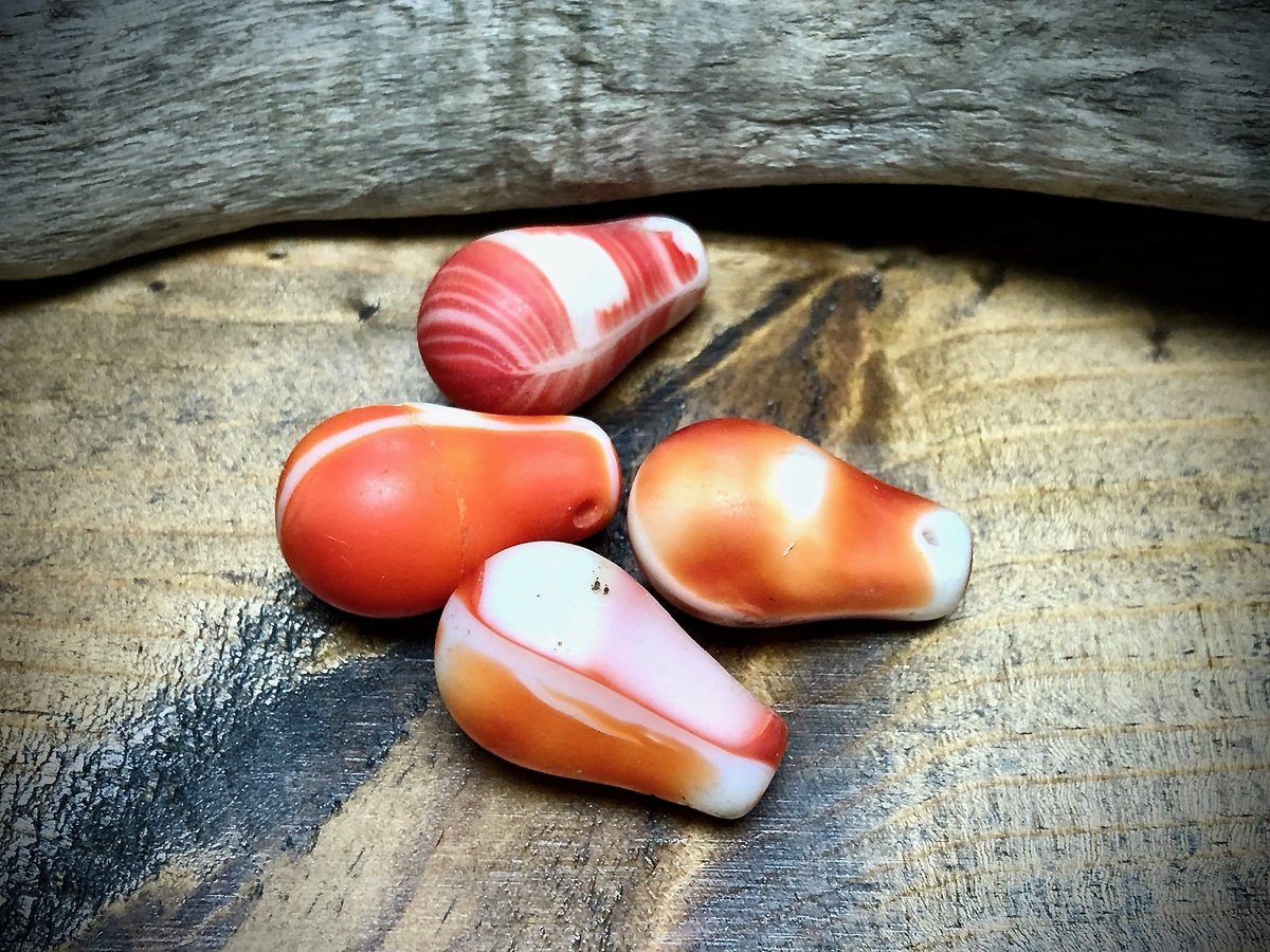 AllegoryGallery's tweet photo. Today for our Live at 5, we'll be taking a look at some African Glass Mali Wedding Beads! We'll start around 5:25 today, so we hope you'll tune in! You can see us here:

YouTube: https://t.co/dUCbSnc3jd 
Facebook: https://t.co/QcdMSeJDRC https://t.co/W7Ir8zdNgH