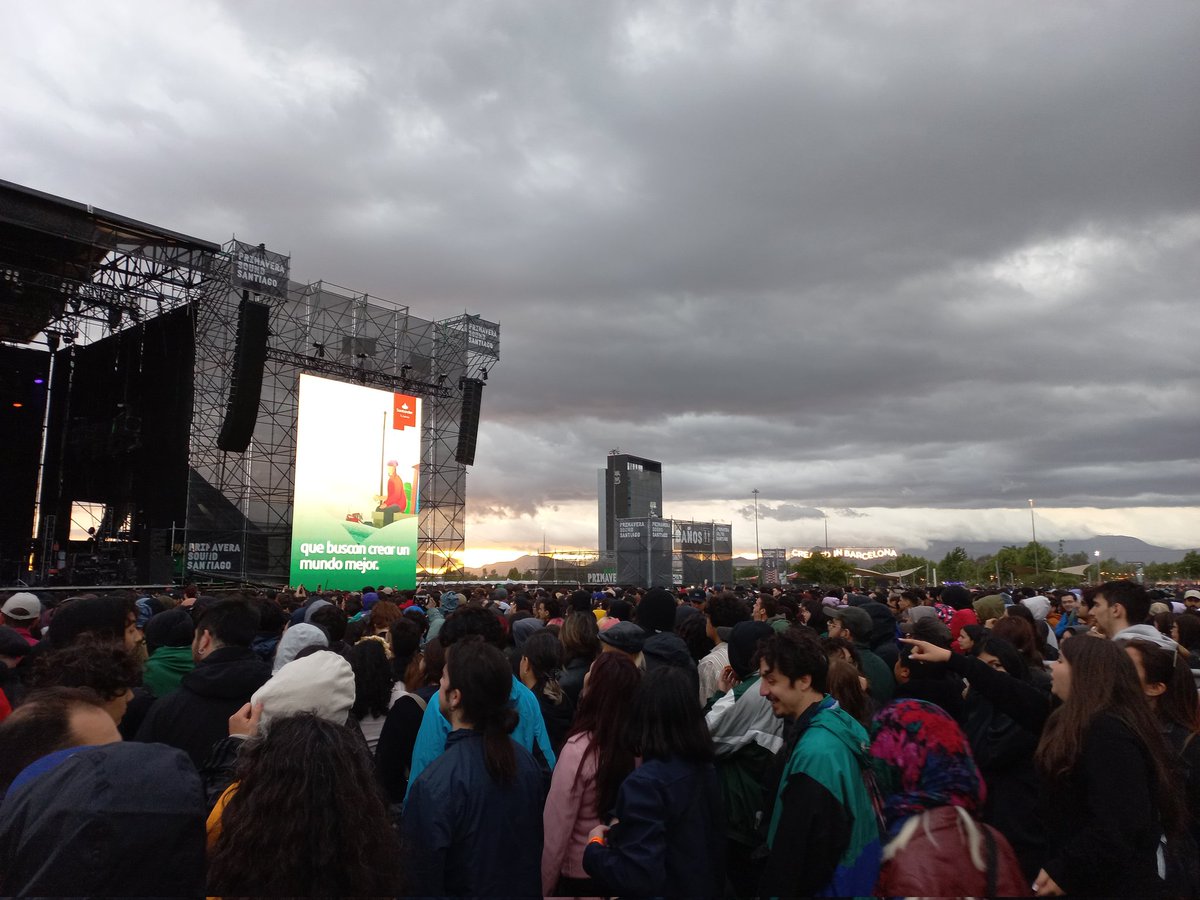 AlvarezxSilva's tweet photo. Recién aterrizando de la locura de los Arctic Monkeys. No hay fotos ni videos, ese momento se vive! https://t.co/1QWssi9MTP