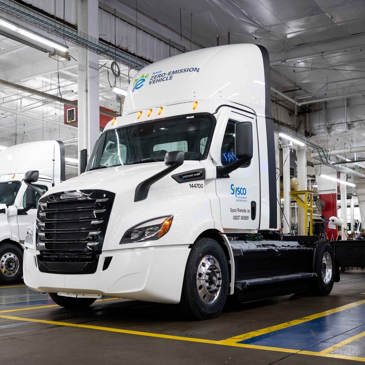 Sysco's tweet image. Sysco made history Friday when our first battery electric eCascadia tractor was presented to our EVP &amp;amp; Chief Supply Chain Officer. This is the first of many as we work towards our commitment of adding ~2,500 electric trucks to our U.S. fleet by 2030.

🔗: syys.co/3Tt94MK