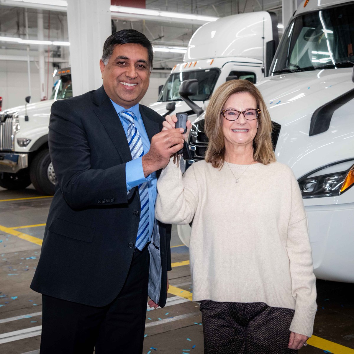 Sysco's tweet image. Sysco made history Friday when our first battery electric eCascadia tractor was presented to our EVP &amp;amp; Chief Supply Chain Officer. This is the first of many as we work towards our commitment of adding ~2,500 electric trucks to our U.S. fleet by 2030.

🔗: syys.co/3Tt94MK