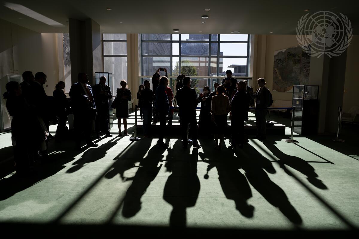 UN_Photo's tweet photo. A view of people at the press briefing area after the General Assembly adopted a resolution on "furtherance of remedy and reparation for aggression against Ukraine" during a meeting of the 11th Emergency Special Session. 
UN Photo/Manuel Elías https://t.co/sYk2Z4nsZQ