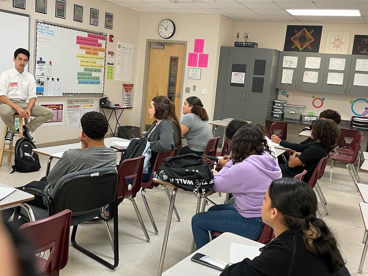 SCHS_LIA's tweet photo. Today, it was a pleasure to hear from our guest speaker, Josh, who discussed the advantages of dual enrollment, his time at University of Central Florida , and advice for us.
#latinosinaction #schs #ucf https://t.co/nL18mOhYRG