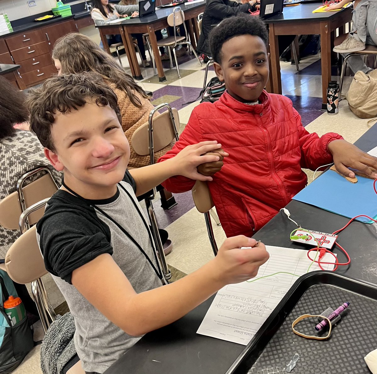 WrightMerrie's tweet photo. Want to make a Monday better? Schedule a session with @techyviewteach and use @makeymakey to investigate conductors and insulators with some cool 6th graders. Best Monday we’ve had in a while! 🖇️🔌🔋💻🎹#weared50 @Gwd50Schools https://t.co/Z4qIQgdyVA