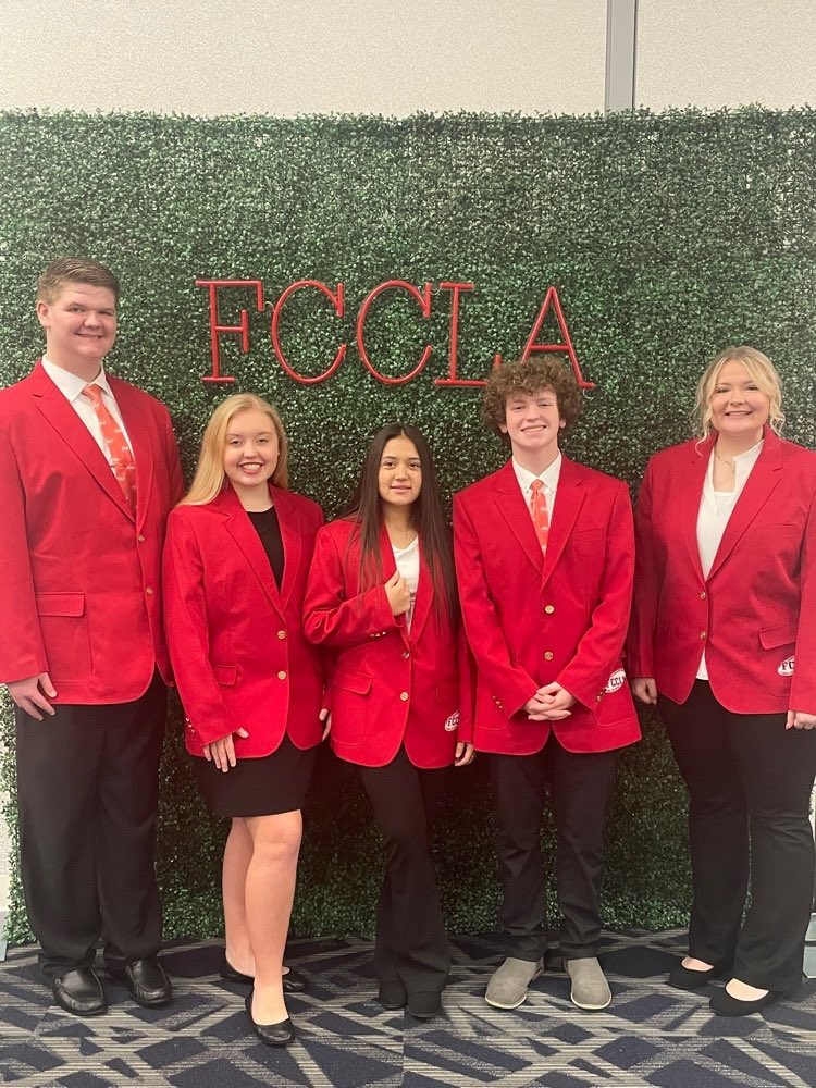 MarionCoSchools's tweet photo. Hackleburg High School FCCLA had a great time at the FCCLA National Fall Conference in Ohio this past weekend. Ana Kathrine Whisnant was the only person to compete from Alabama and she took 1st place in the nation in Impromptu Speaking Level 2. Congratulations!!! https://t.co/fiRcnWkWVQ