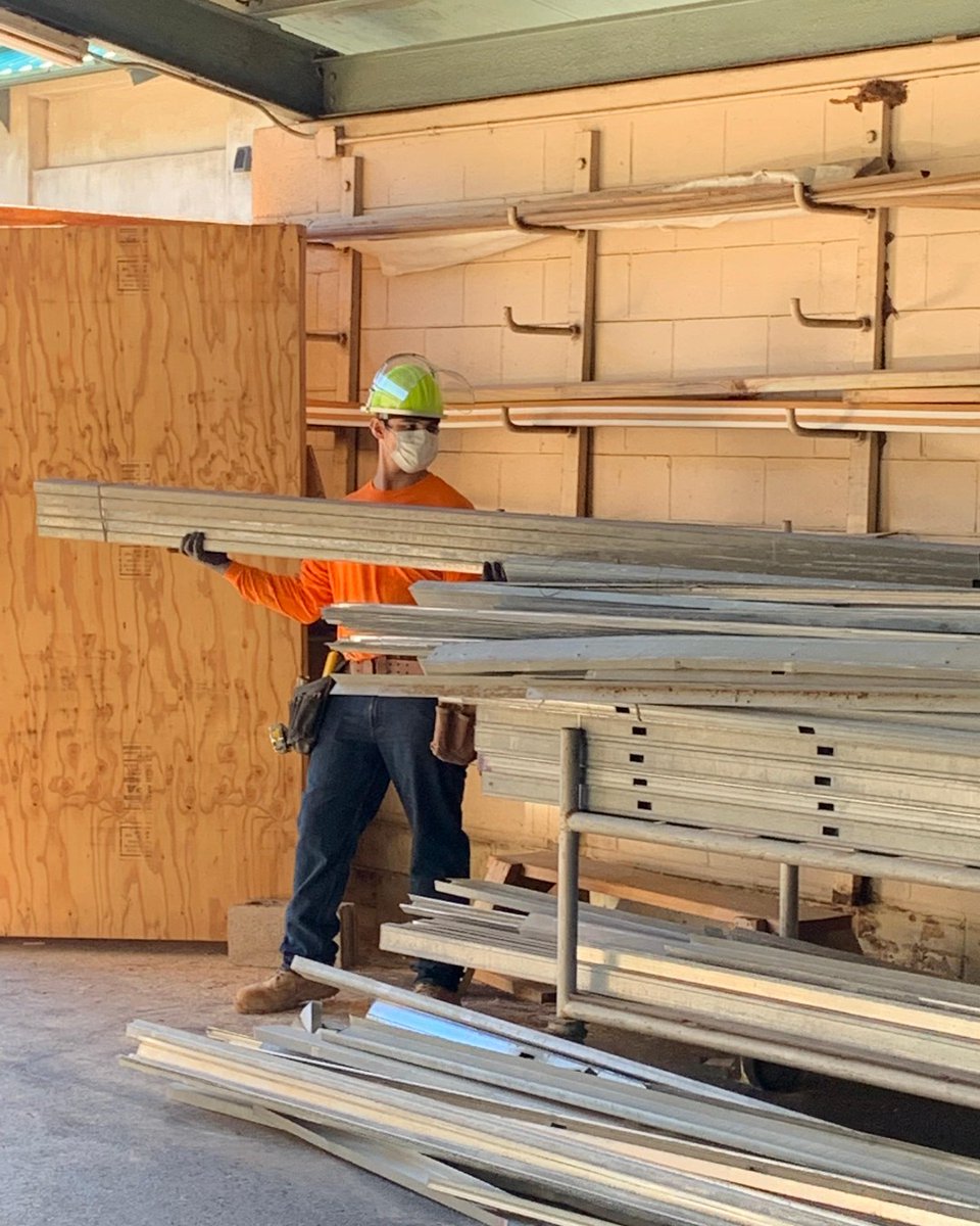 Behind-the-scenes shot from #MetalFraming for your #MotivationMonday 👷
.
.
#hcatfhawaii #hawaiicarpenters #apprenticeship