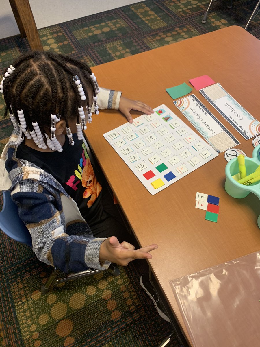 BeAoKInKinder's tweet photo. Our kindergartners are doing an amazing job sounding out CVC words with their @ReallyGreatRead letter tiles!! @Brookwood_HCSD #ChadAndGlaabOnTheMove #BigBlueOnTheMove #BeBrookwood #KindersCan https://t.co/fBGnhuBrBP