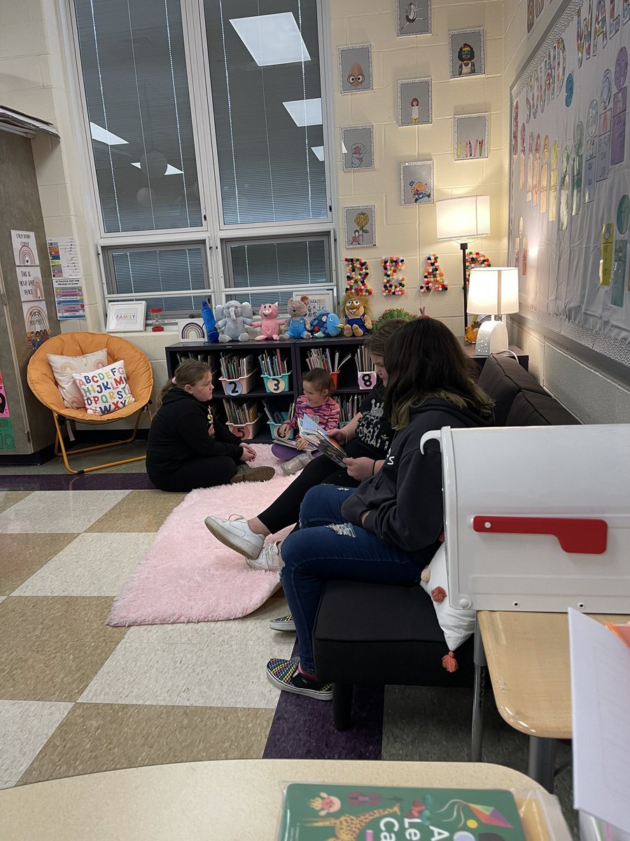 I love having my former students who are student ambassadors come in and work with my current students! I am so proud of them💜 <a href="/Wildwood_Tweets/">Wildwood Elementary</a> <a href="/Mrs_Minges/">Mrs. Minges</a>