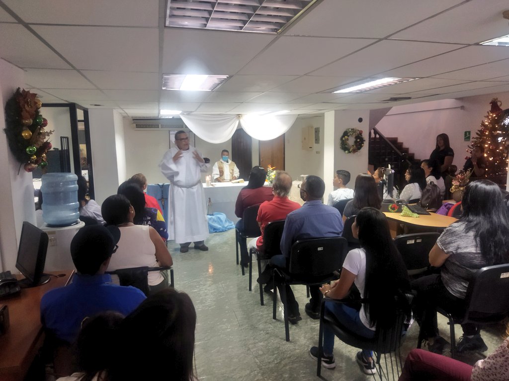 OSIRAragua's tweet photo. #HaceMomentos La coordinadora del OSIR @BettyMedinaMRT y el director de INAPYMI del Edo Aragua Gerson Hernández, estuvieron presentes en la misa en conmemoración a los #21AñosAniversario del Instituto Nacional de Desarrollo de la Pequeña y Mediana Industrias. @NicolasMaduro https://t.co/qneyE0RwiE