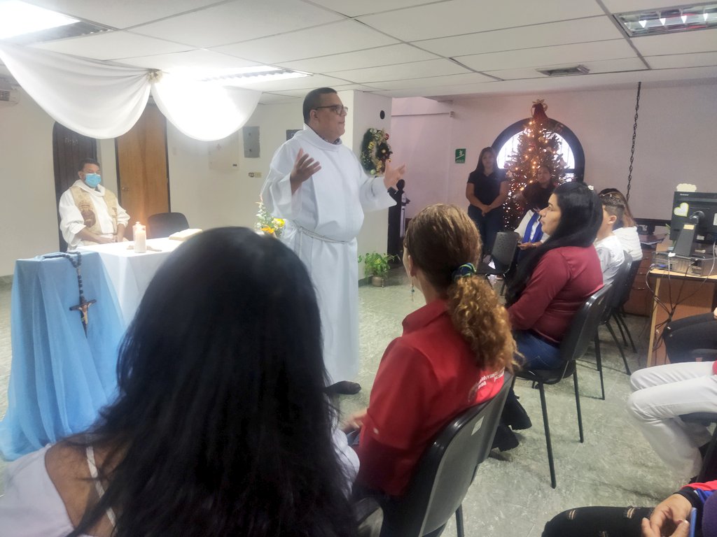 OSIRAragua's tweet photo. #HaceMomentos La coordinadora del OSIR @BettyMedinaMRT y el director de INAPYMI del Edo Aragua Gerson Hernández, estuvieron presentes en la misa en conmemoración a los #21AñosAniversario del Instituto Nacional de Desarrollo de la Pequeña y Mediana Industrias. @NicolasMaduro https://t.co/qneyE0RwiE