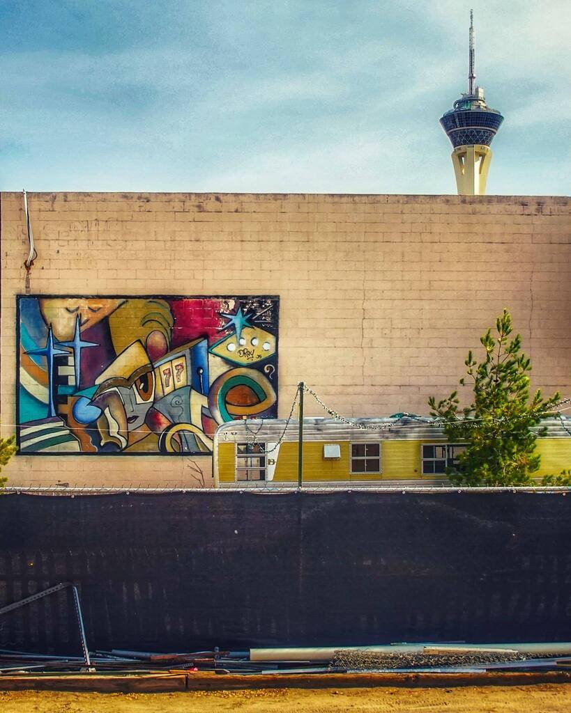 LVElectrified's tweet photo. Arts District, Las Vegas, 2018
#mural #streetart #artbits
#vintage #vintagevegas #artsdistrict #downtown #dtlv #lasvegas #lasvegasoffthestrip #merian #lvelectrified #lvelectrified_bw https://t.co/4sbCwBa5dZ https://t.co/qTroKo44c8