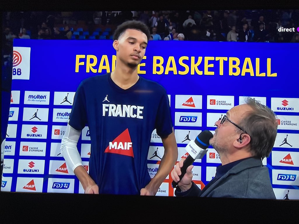 G_Tardieu's tweet photo. Pas évident d’être cadreur pour la TV quand un journaliste interview Victor Wembanyama 😂 https://t.co/KKo5YaTO7q