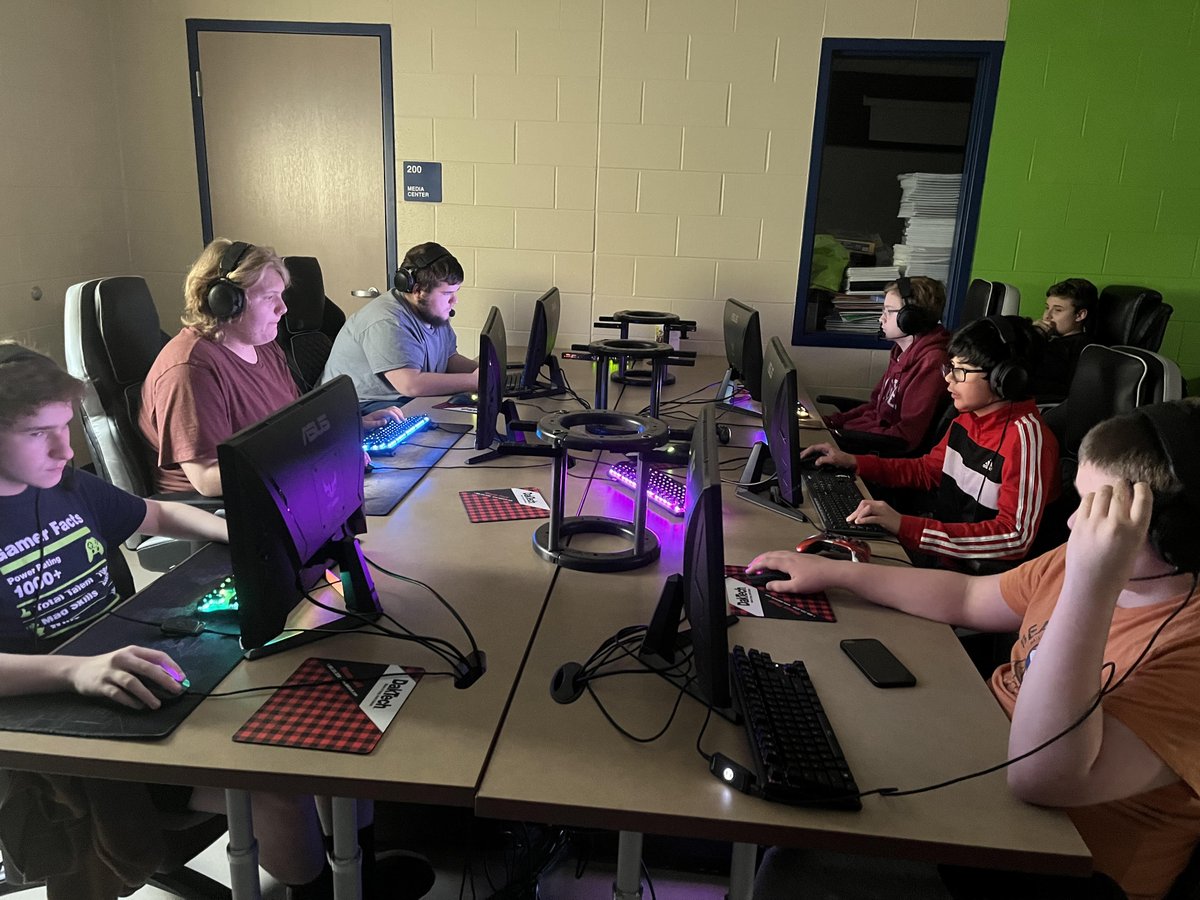 philodaddy2013's tweet photo. The battle for the state title has begun. @FranklinLocal @TroyDawson4 @MrMose_PHS   #eSports #ESO #Fortnite https://t.co/AzMDwGVJ1B