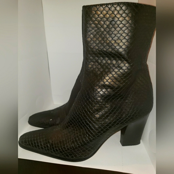 renellebella's tweet photo. So good I had to share! Check out all the items I'm loving on @Poshmarkapp #poshmark #fashion #style #shopmycloset #sachalondon: https://t.co/j3u684N5Ry https://t.co/cW7DnYPxs2