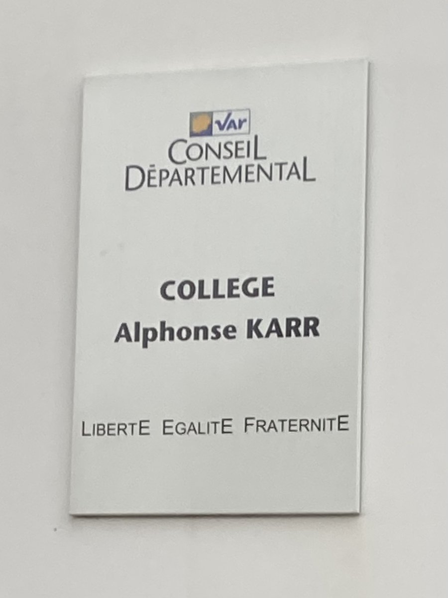 Honorée d’avoir remis le 🏆 de l’égalité @ellesbougent à @CaroLibiot référente Égalité FG au collège @AkarrBot pour leur projet d’établissement exemplaire impliquant élèves personnels &parents sur l’ensemble des champs de l’égalité FH & FillesGarçons.👏à tous @ellesbougentpac