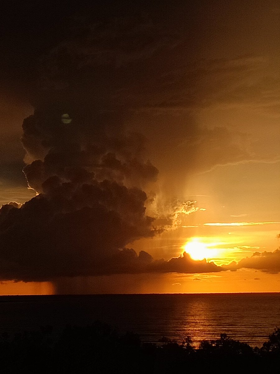 CharlieJiaNSI's tweet photo. @BreakfastNews last night's sunset.  Wet season is upon us.  Pic taken from NightCliff. https://t.co/KpK4ey6w5S