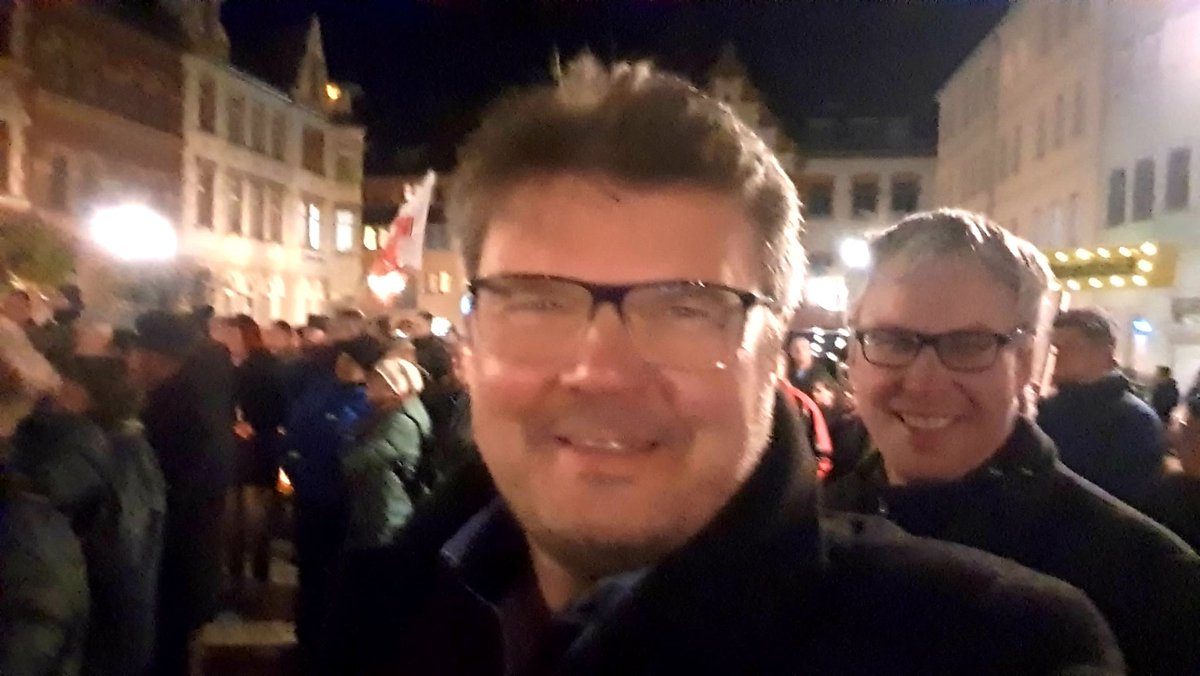 #Montagsspaziergang in #Kahla, Saale-Holzland-Kreis.
Heute gemeinsam mit dem Landtagsabgeordneten <a href="/Denny_Jankowski/">Denny Jankowski</a>
Es ist wichtig, dass wir Bürger uns keine Angst machen lassen, sondern unsere Unzufriedenheit mit der Politik auf der Straße zeigen.