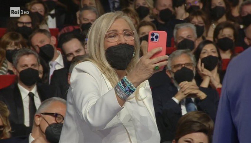 Antonella: “forse non sai il significato delle parole”
Guenda: “parli tu di parole che ne hai imparate due per entrare qua dentro?!”

✈️✈️✈️✈️✈️✈️✈️✈️
 #gfvip