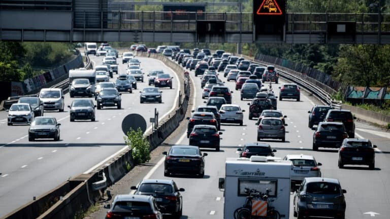 bfmbusiness's tweet photo. "On ne peut pas fonctionner à coup d'interdiction": Borne ferme la porte aux 110km/h sur autoroute
https://t.co/8zeOOGCjDN https://t.co/fbGWTsaqOR