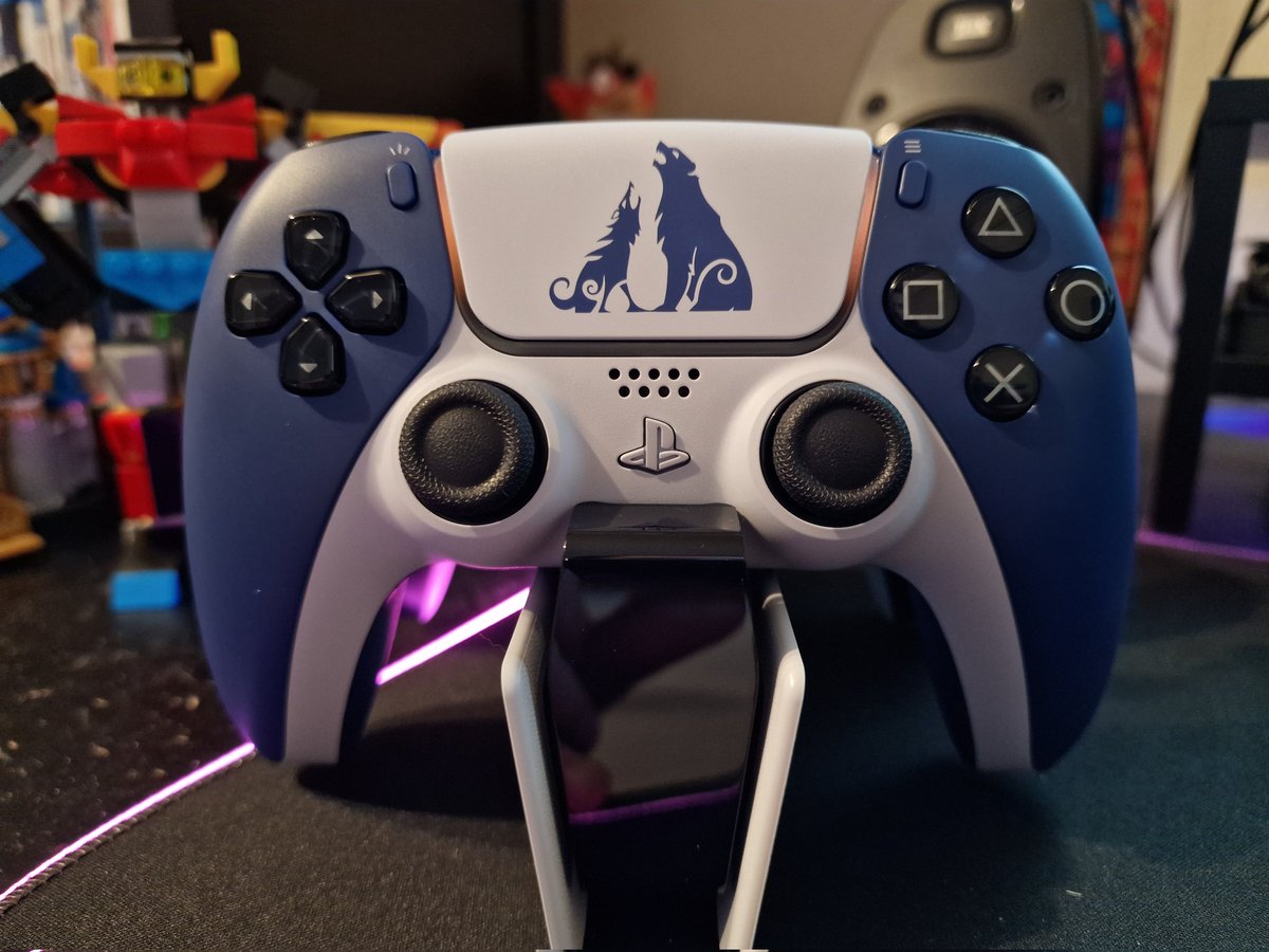 ThatChrisAgain's tweet photo. Oh, so beautiful... #GodofWarRagnarok 

With some bonus @LEGO_Group in the background! https://t.co/CnKuZDNce4