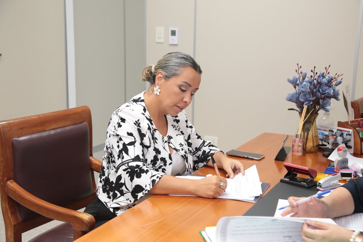 ConsejoParaguay's tweet photo. #ProcesoFGE2022 la Fiscal Adjunta Abg. Alba Rocío Cantero (47 años) se presentó a concursar por el cargo de Fiscal General del Estado.  

Egresada de la Facultad de @UnaDerecho - Promoción 1998. 

Totalizan 47 postulantes anotados. https://t.co/XdJ5Ve9DRP