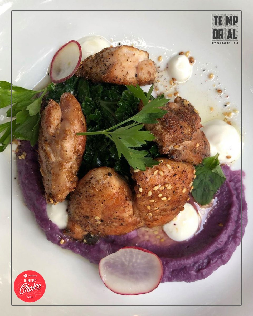 Para la hora de la comida tenemos 🍽: 

Pollo orgánico marinado y rostizado con semilla de cilantro, puré de camote y jengibre con kale, jocoque y aceite de comino y ajonjolí.