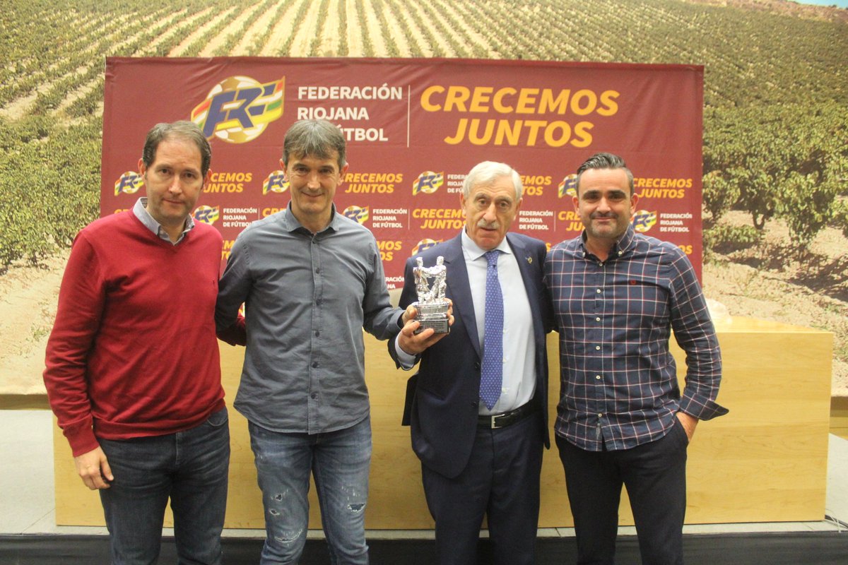 Federación Riojana de Fútbol (@fedriojafutbol) on Twitter photo 🎓⚽ Gracias <a href="/pacheta_oficial/">José Rojo Pacheta</a> por estas dos horas de puro y cercano fútbol.
Y gracias a todos los entrenadores y entrenadoras que, una vez más, volvéis a hacer vitales y especiales las #JornadasDeEntrenadoresFRF.
#CrecemosJuntos
#FormacionFRF 🎓⚽ Gracias <a href="/pacheta_oficial/">José Rojo Pacheta</a> por estas dos horas de puro y cercano fútbol.
Y gracias a todos los entrenadores y entrenadoras que, una vez más, volvéis a hacer vitales y especiales las #JornadasDeEntrenadoresFRF.
#CrecemosJuntos
#FormacionFRF